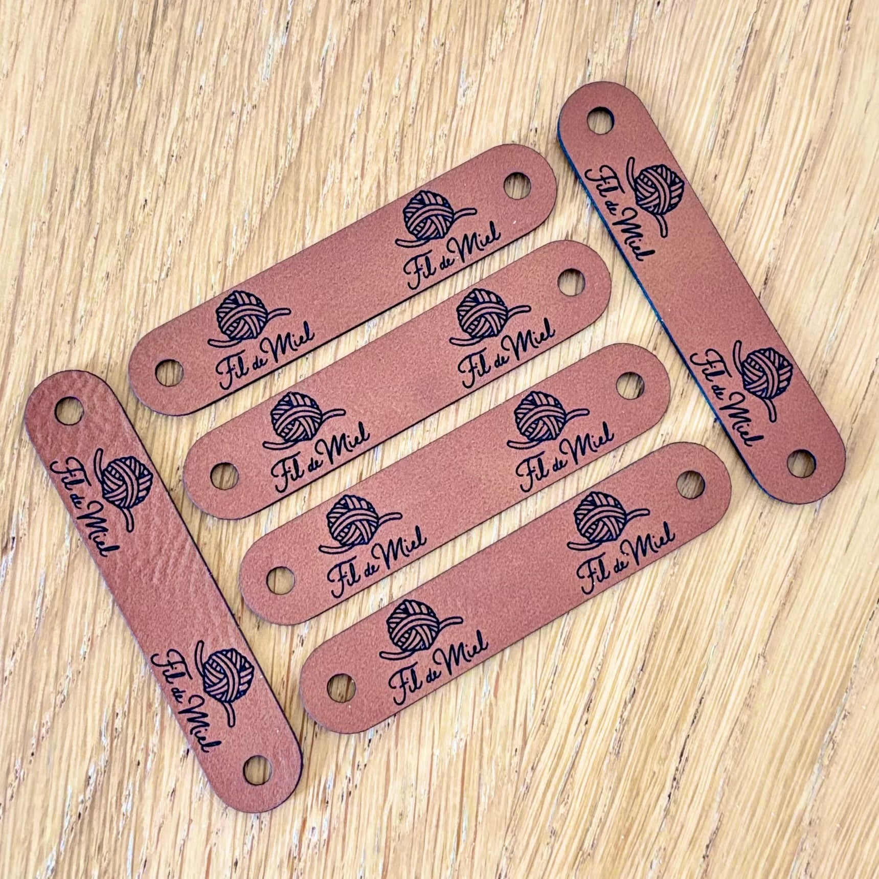 Étiquette de finition en simili cuir
